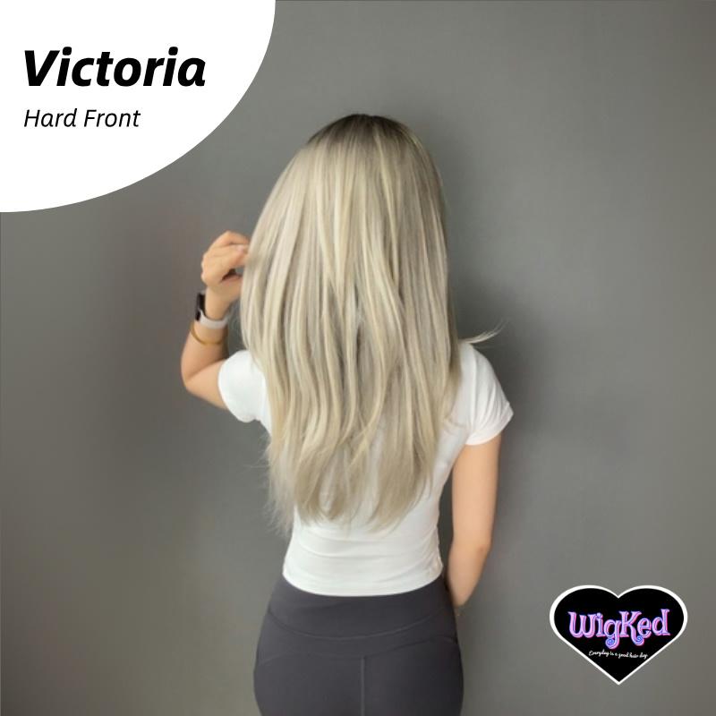 【Victoria】18 Inch Ash Blonde Straight Style Layered Long Synthetic HairWigs, With Curtain Bangs, for Daily, Party or Cosplay Use, Adjustable&Glueluess, USA Stocked