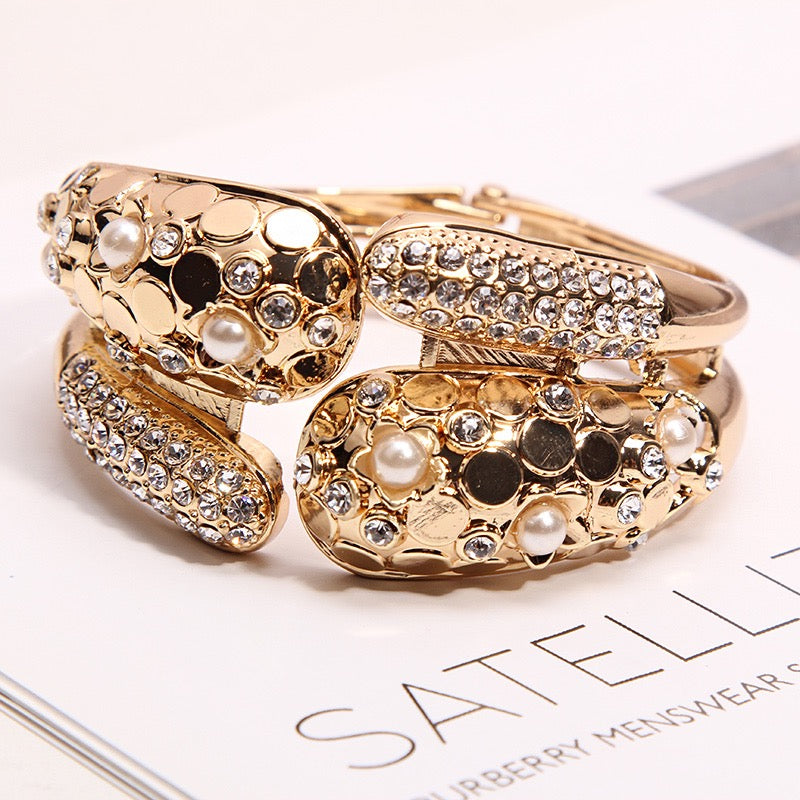 【B0099】Metal openings and diamond bracelet